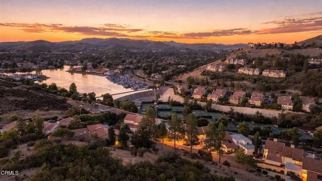 Condo in Thousand Oaks, California, United States 2 - 18900245