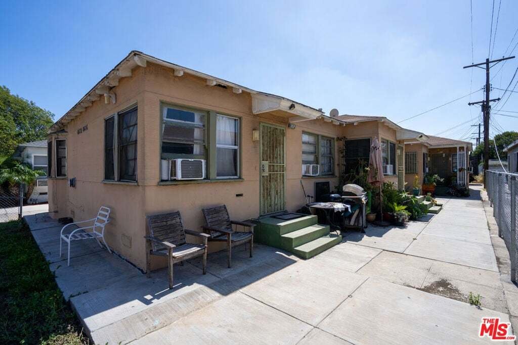 Los Angeles, California, United States 5 - 18899430