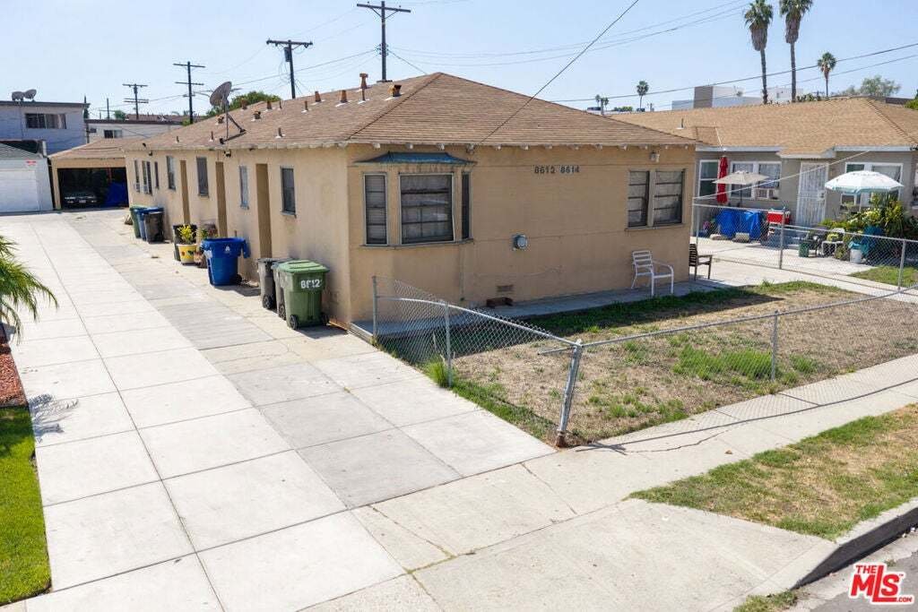 Los Angeles, California, United States 1 - 18899430