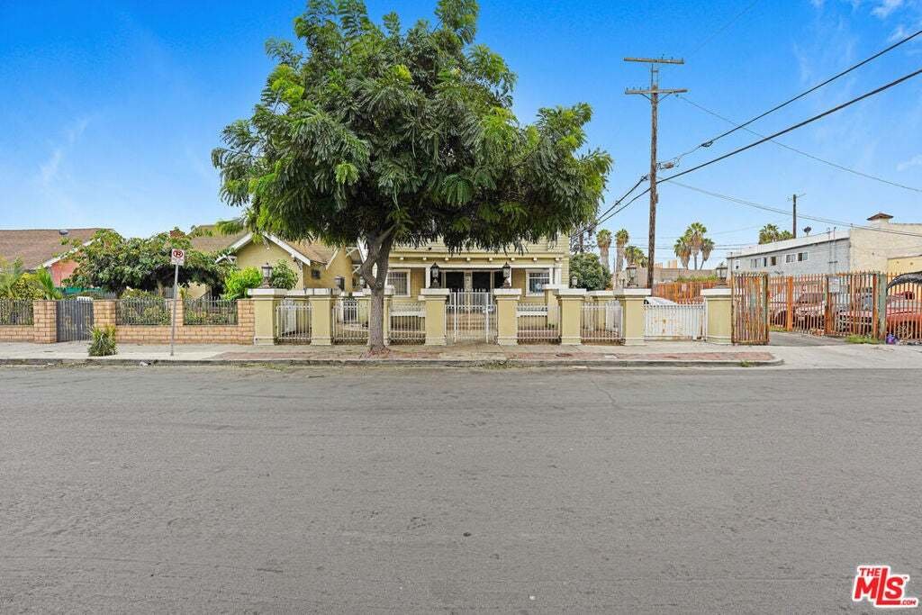Los Angeles, California, United States 2 - 18899459