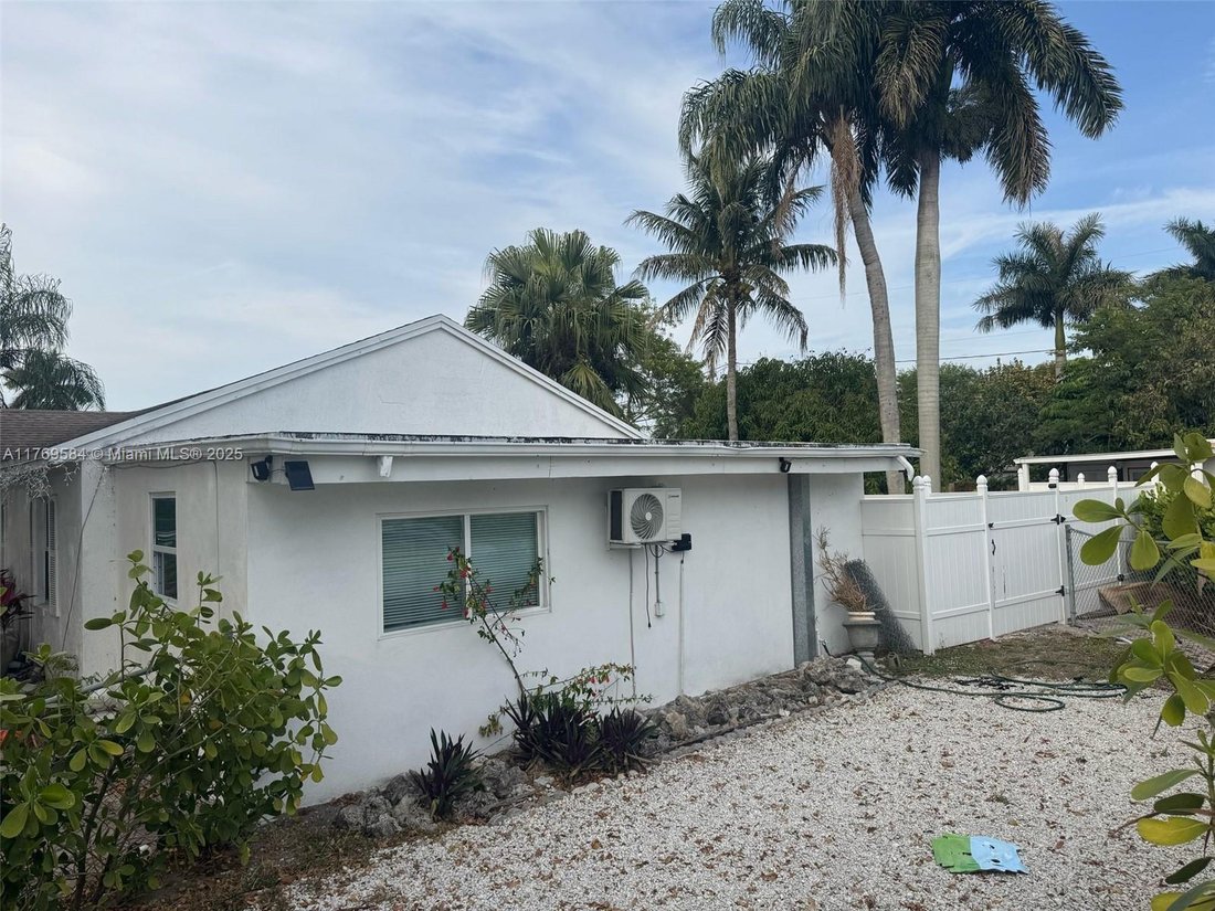 Palm Springs, Florida, United States 1 - 16662257