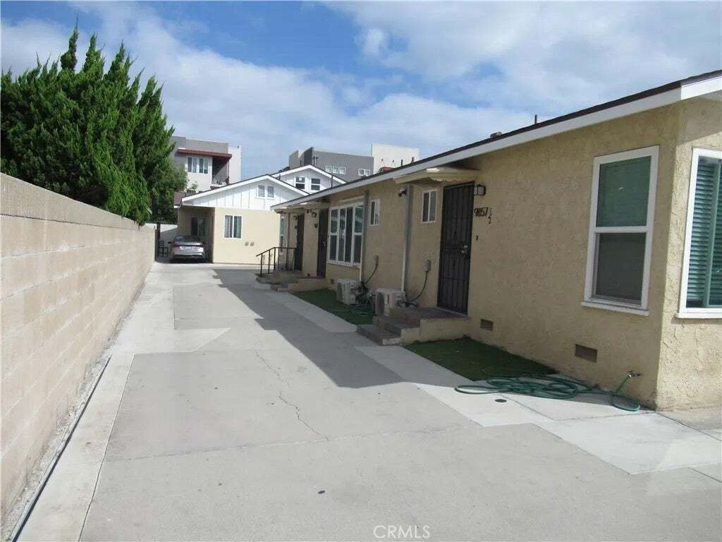 Bellflower, California, United States 4 - 18900172