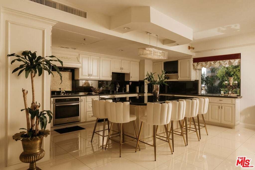 Condo in Los Angeles, California, United States 3 - 18899515