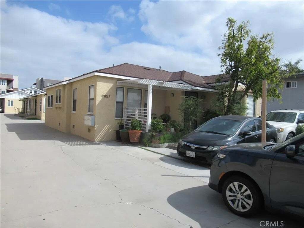 Bellflower, California, United States 1 - 18900172