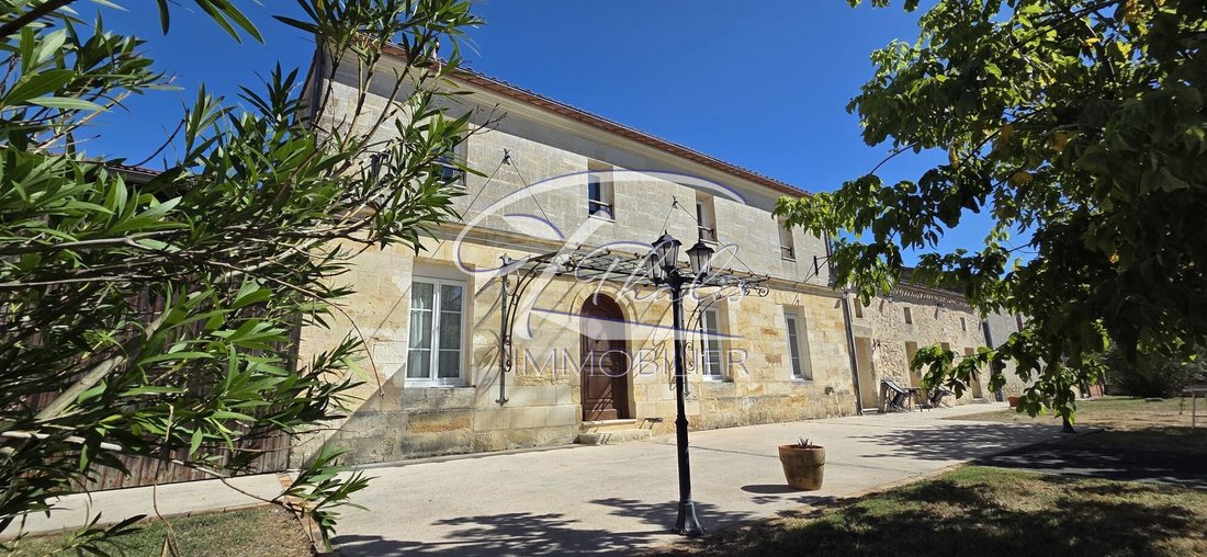 House in La Lande-de-Fronsac, Nouvelle-Aquitaine, France 1 - 18902406