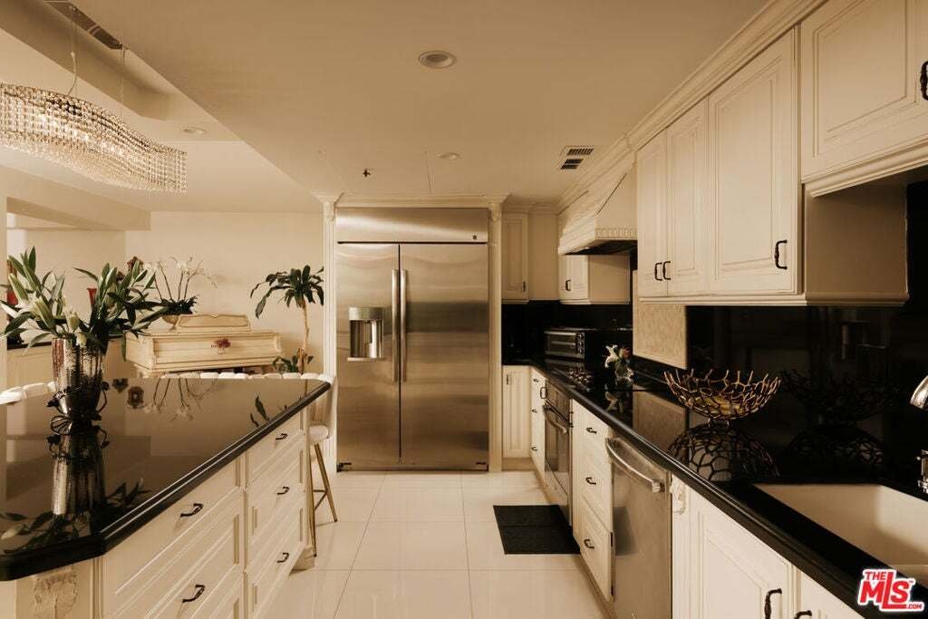 Condo in Los Angeles, California, United States 2 - 18899515