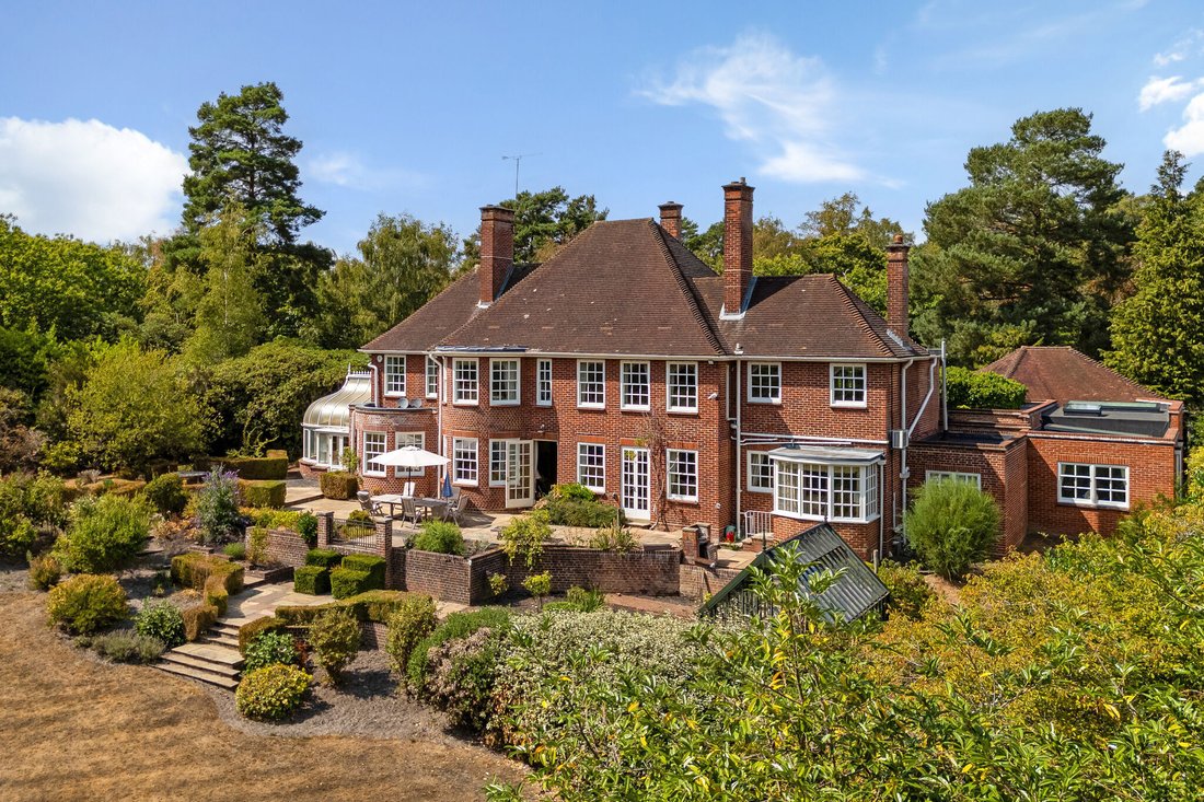 House in Windlesham, England 2 - 18902858