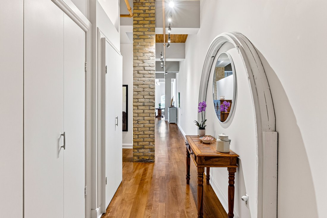 Condo in Toronto, Ontario, Canada 2 - 18903710