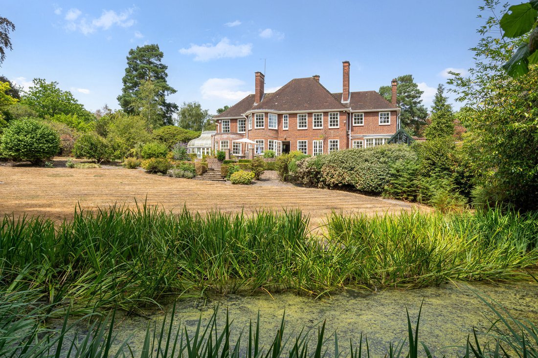 House in Windlesham, England 1 - 18902858