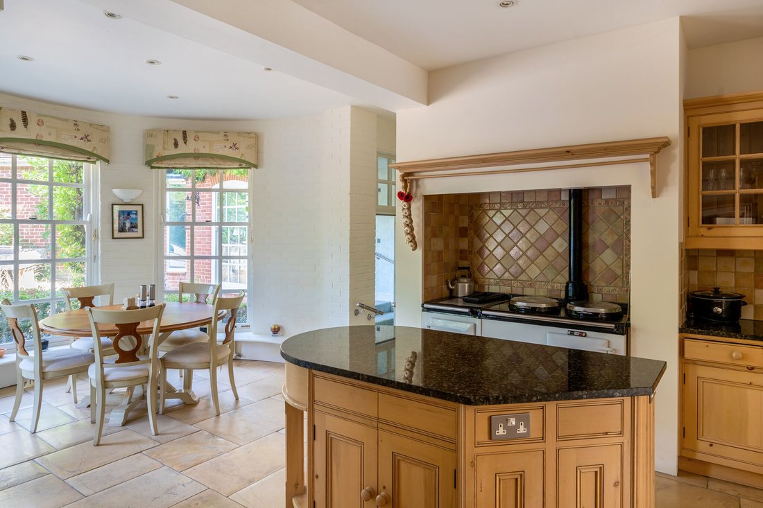 House in Windlesham, England 5 - 18902858
