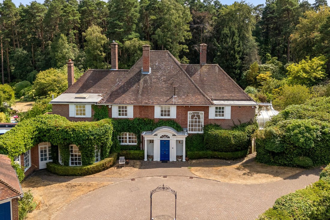 House in Windlesham, England 3 - 18902858