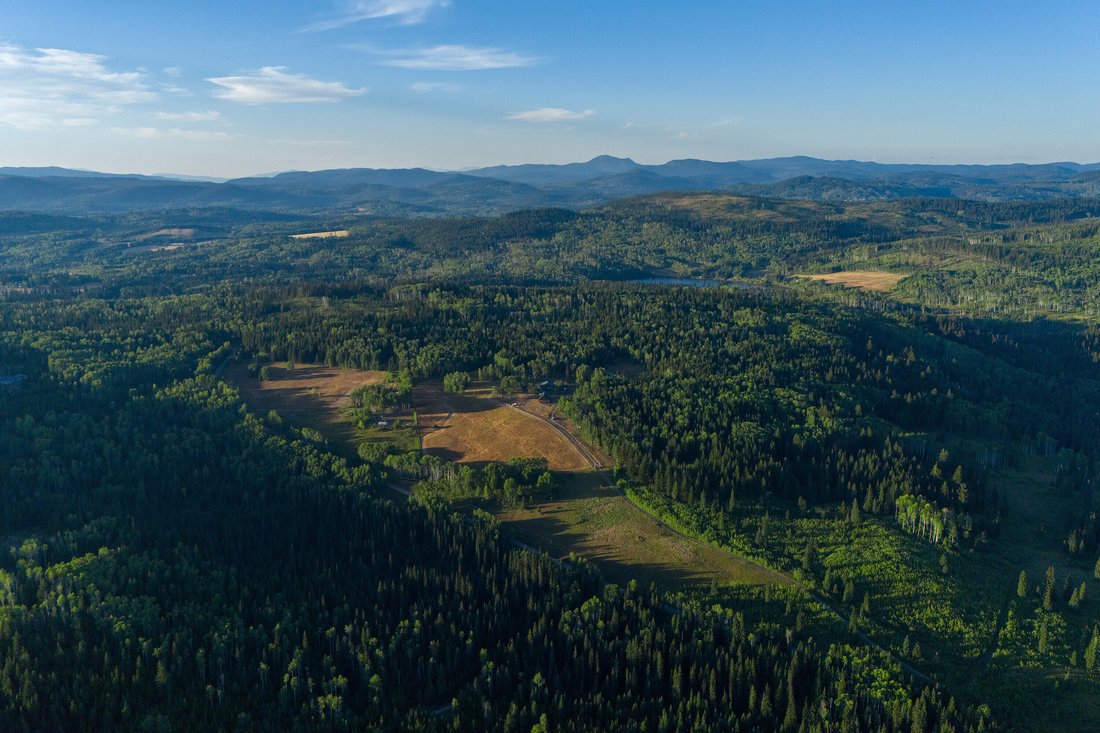 Farm Ranch in Bridge Lake, British Columbia, Canada 2 - 18902703