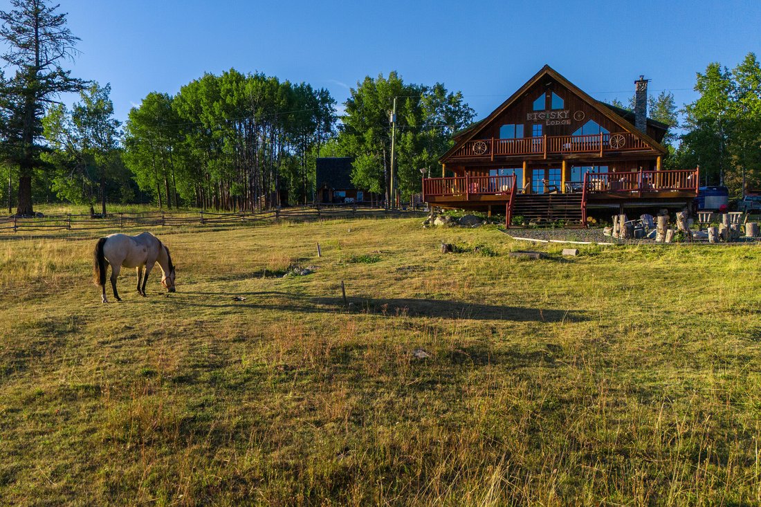 Farm Ranch in Bridge Lake, British Columbia, Canada 1 - 18902703