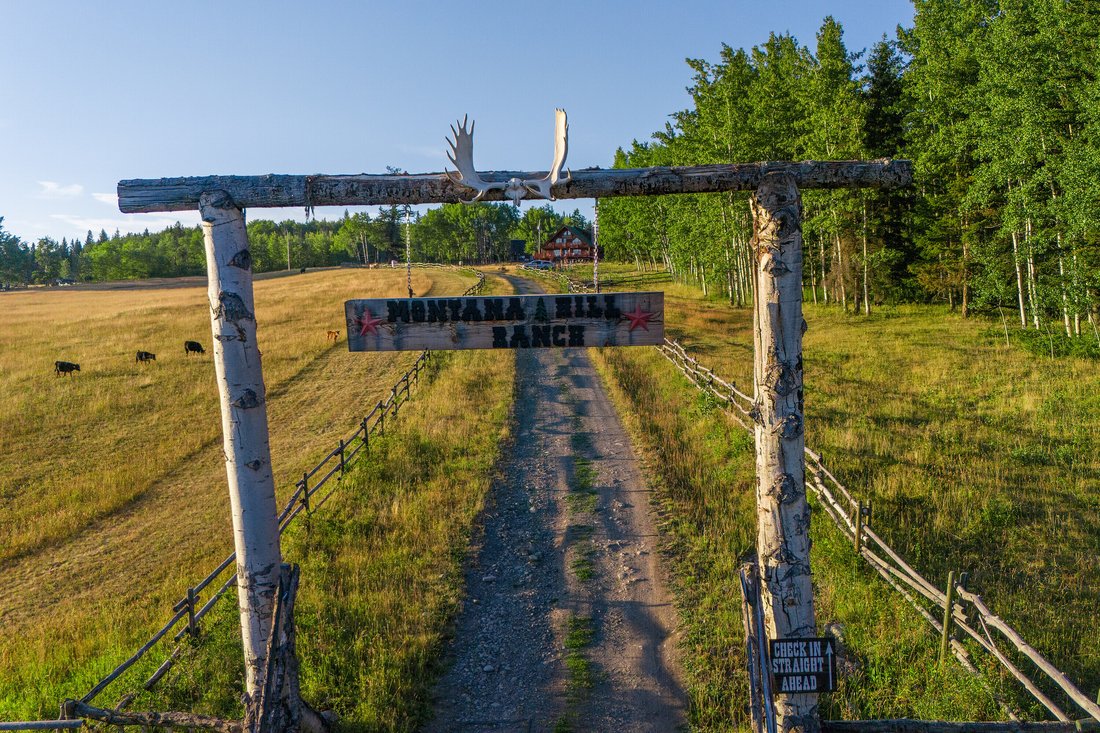 Farm Ranch in Bridge Lake, British Columbia, Canada 3 - 18902703