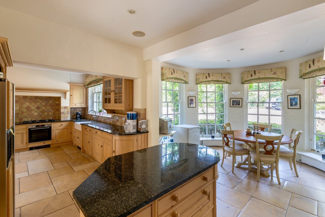 House in Windlesham, England 4 - 18902858