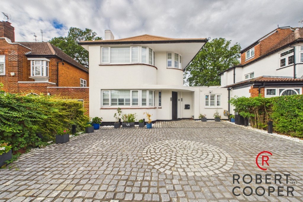 House in Pinnerwood Park, Hillingdon, England 1 - 18902758