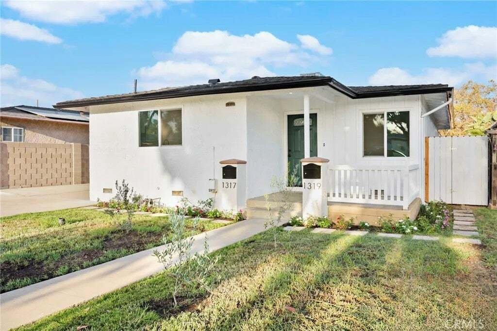 Santa Ana, California, United States 3 - 18903037