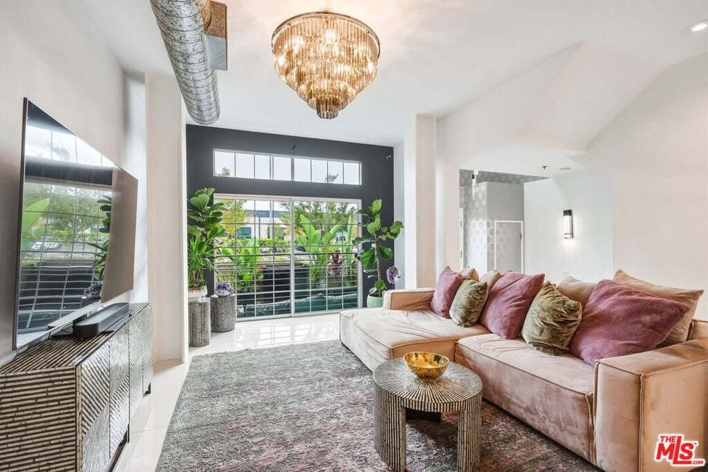 Condo in Los Angeles, California, United States 2 - 18902790