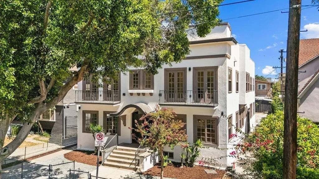 Los Angeles, California, United States 3 - 18905857