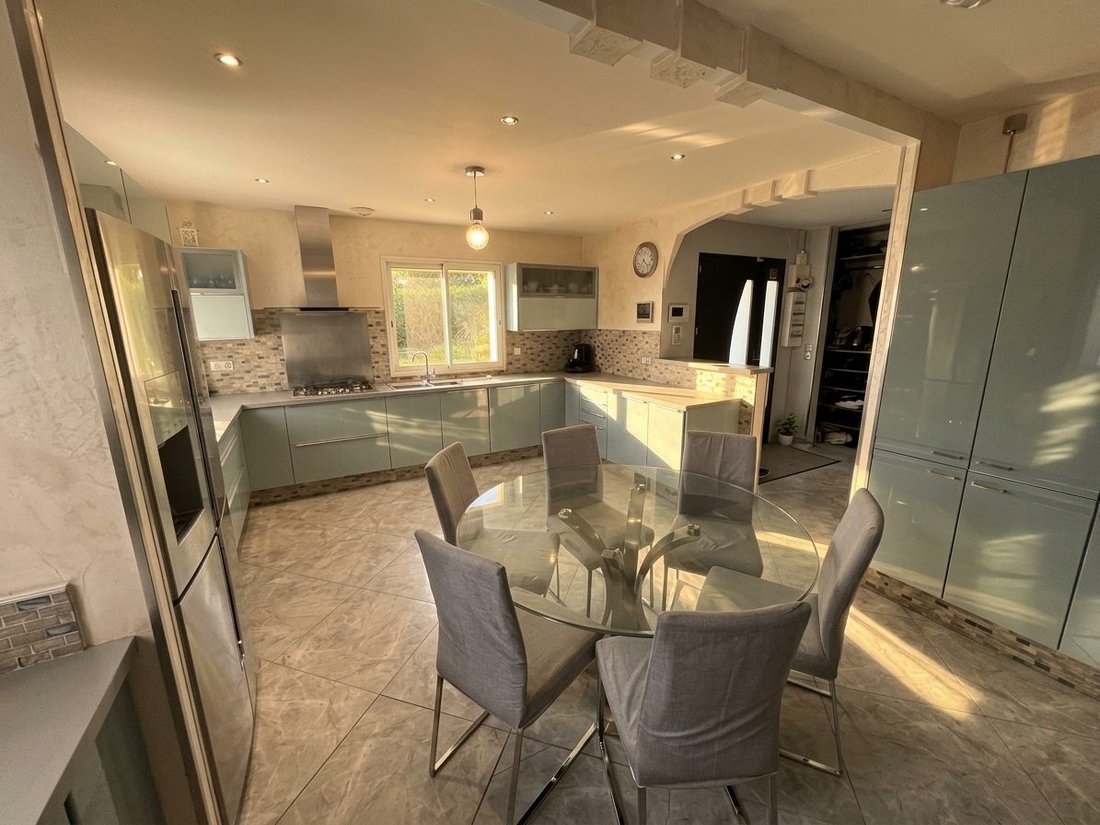 House in Les Clayes-sous-Bois, Ile-de-France, France 4 - 18276510