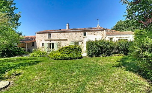 House in Agglomeration, Vallet, France 1