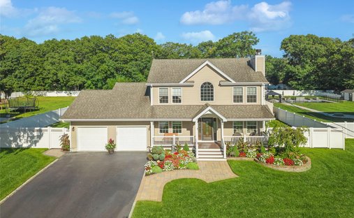 House in Shirley, New York, United States 1
