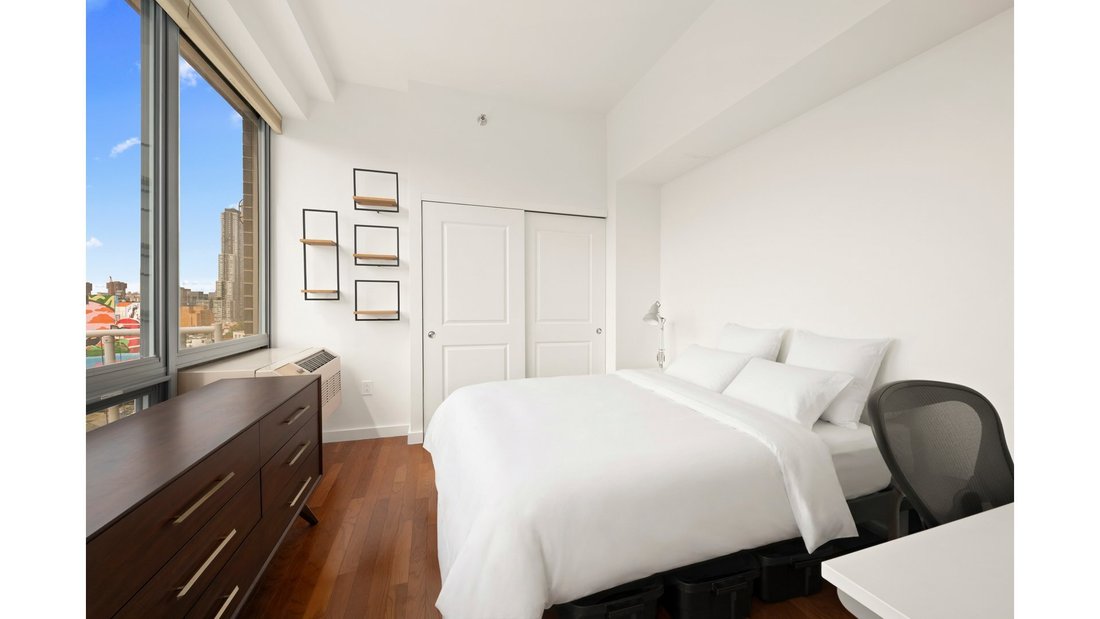 New York, New York, United States 2 - 18910775