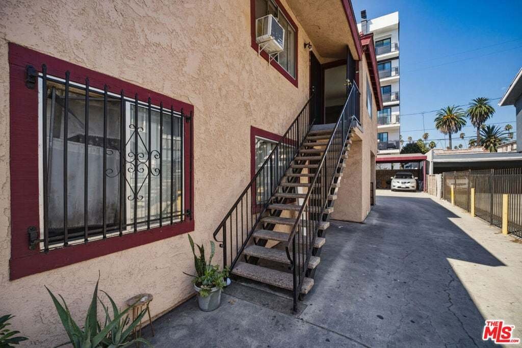Los Angeles, California, United States 3 - 18908862