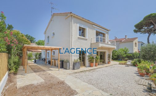 House in Hyeres, Provence-Alpes-Côte d'Azur, France 1
