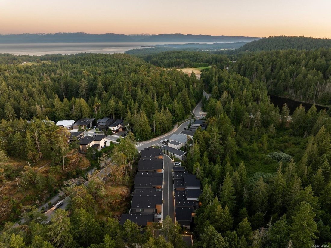 Townhouse in Colwood, British Columbia, Canada 2 - 18910893