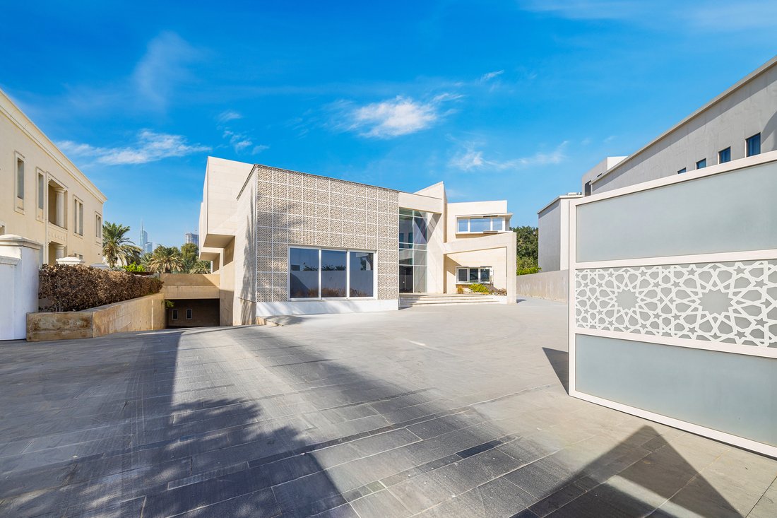 Villa in Emirates Hills, Dubai, United Arab Emirates 1 - 16910297
