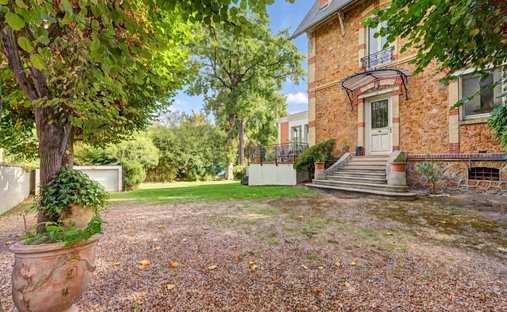 Villa in Forêt, Saint-Germain-en-Laye, France 1