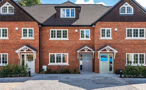 Haus in Ashley Park, Elmbridge, England 1