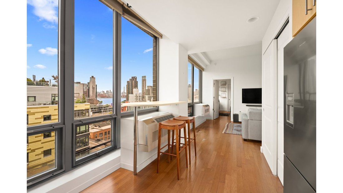 New York, New York, United States 3 - 18910775