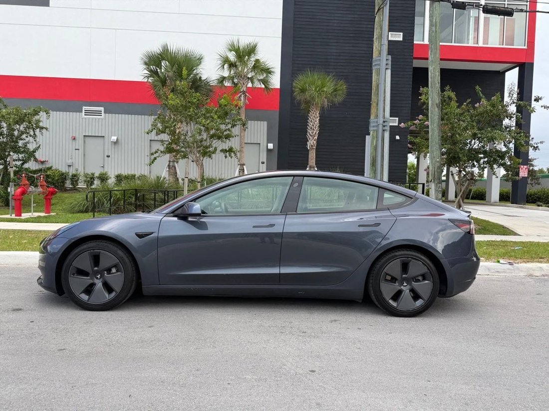 Sedan in Miami, FL, United States 4 - 18912015