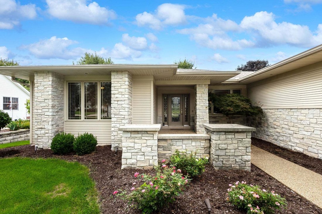 House in Bettendorf, Iowa, United States 2 - 18906404