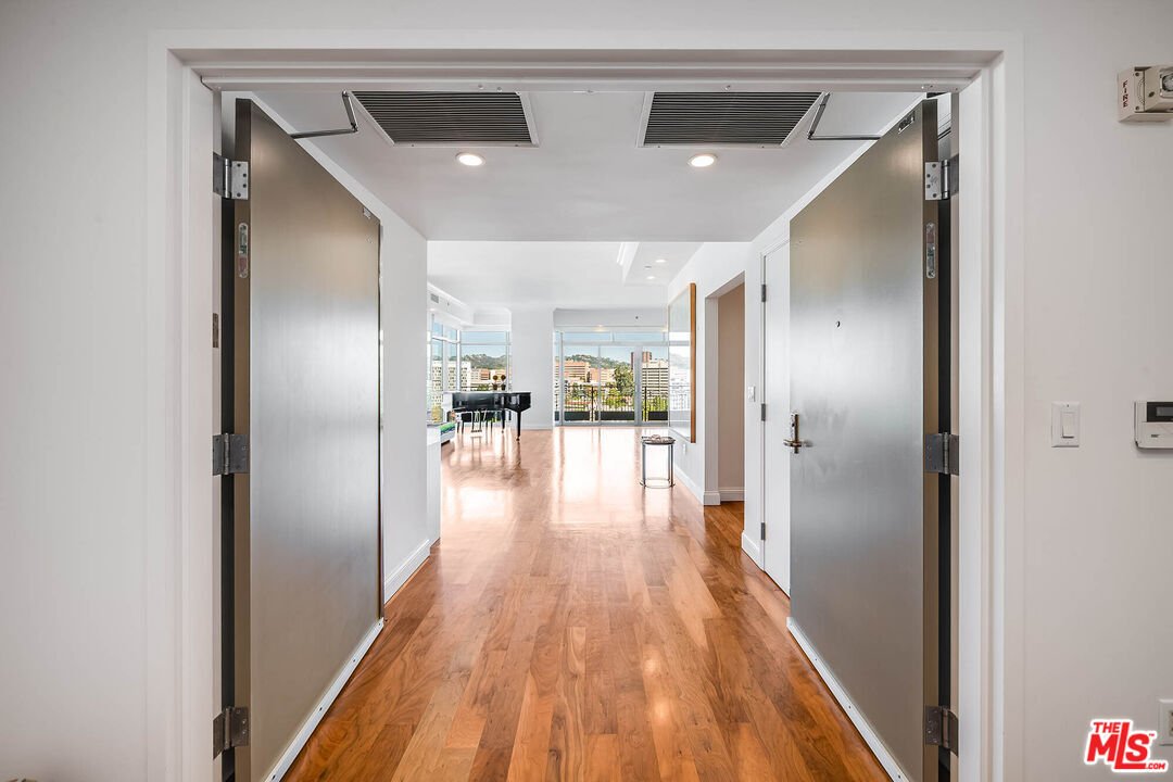 Condo in Los Angeles, California, United States 5 - 18913438