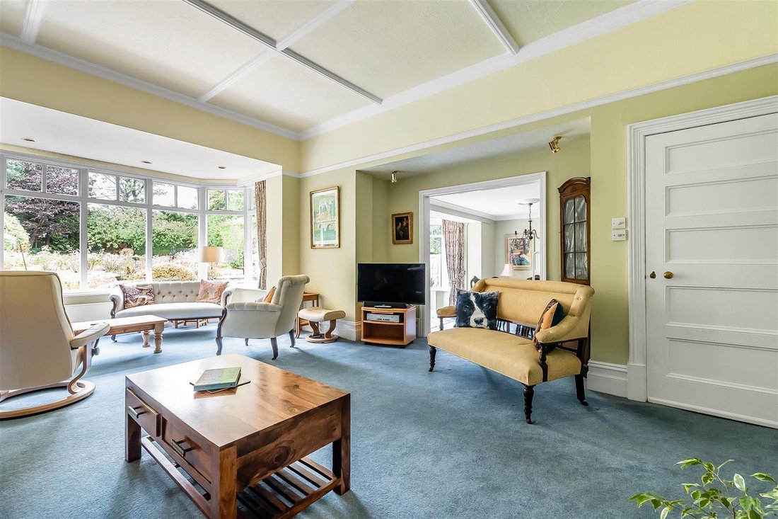 House in Surrey, England 4 - 18909338