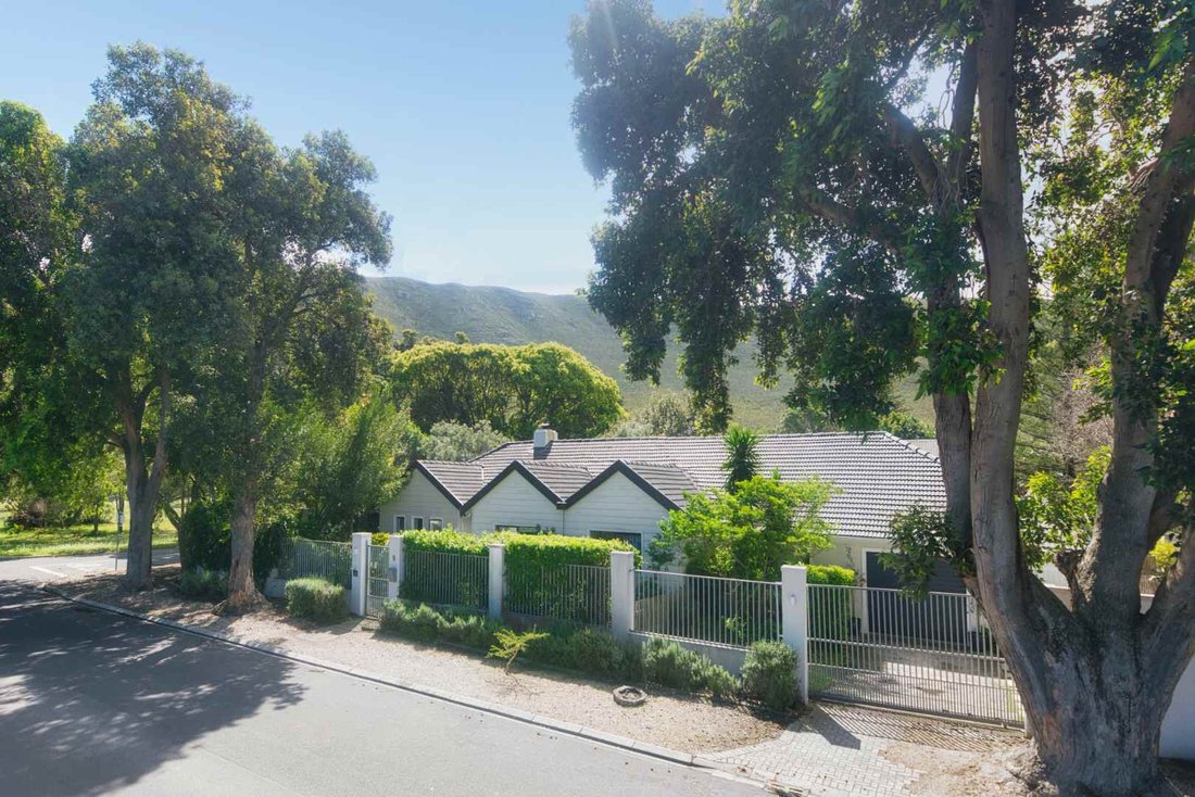 House in Fernkloof Estate, Western Cape, South Africa 3 - 18906435