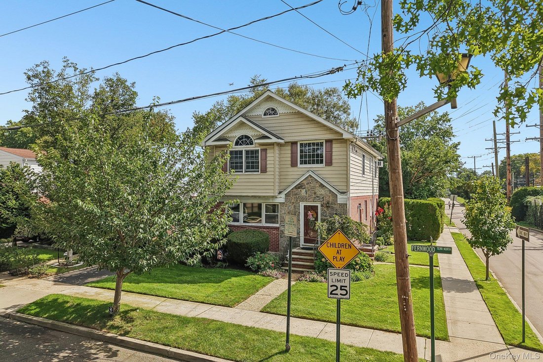 House in Garden City, New York, United States 1 - 18905786