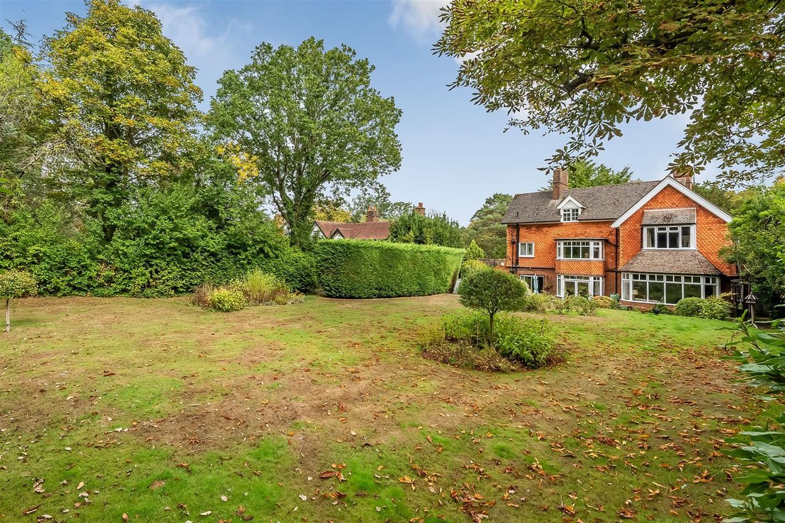 House in Surrey, England 2 - 18909338