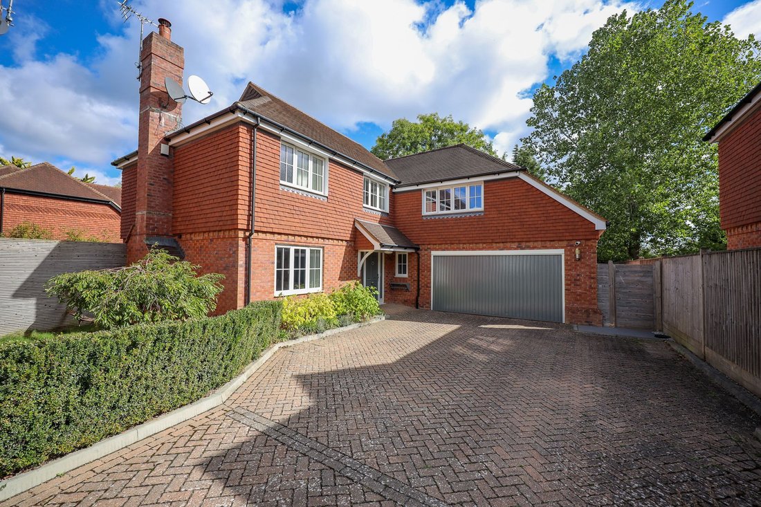 House in Burgess Hill, England 1 - 18907360