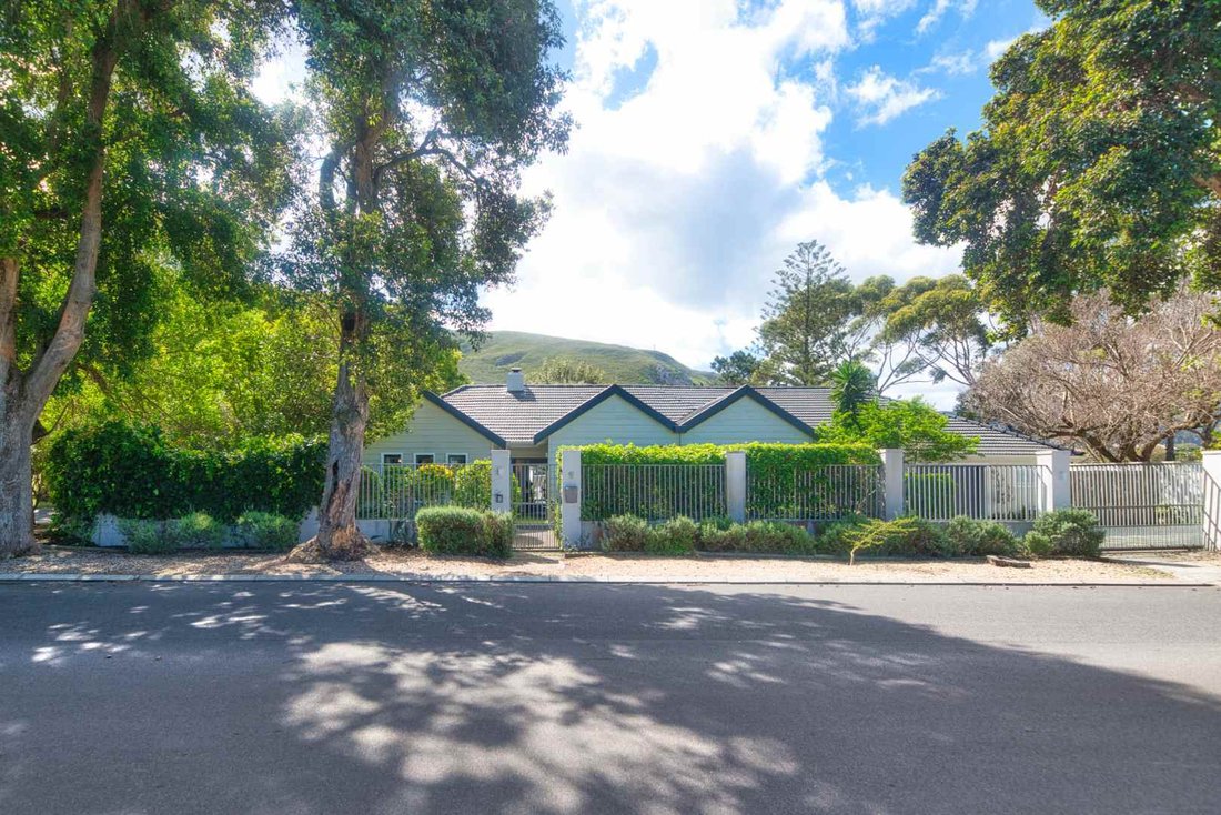 House in Fernkloof Estate, Western Cape, South Africa 1 - 18906435