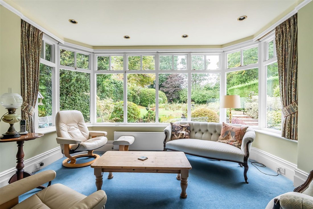 House in Surrey, England 5 - 18909338