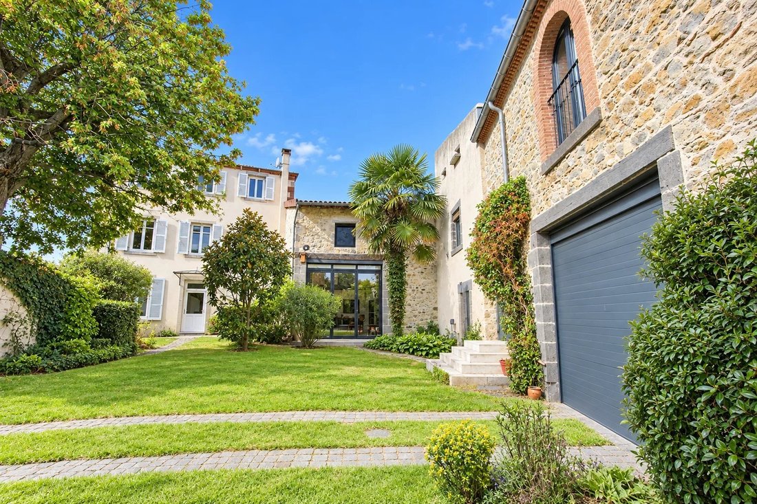 House in Zone Vieux Bourg-La Nef-Les Vergers, Cournon-d'Auvergne, France 1 - 18907721