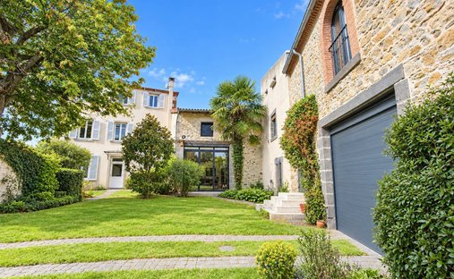 House in Zone Vieux Bourg-La Nef-Les Vergers, Cournon-d'Auvergne, France 1