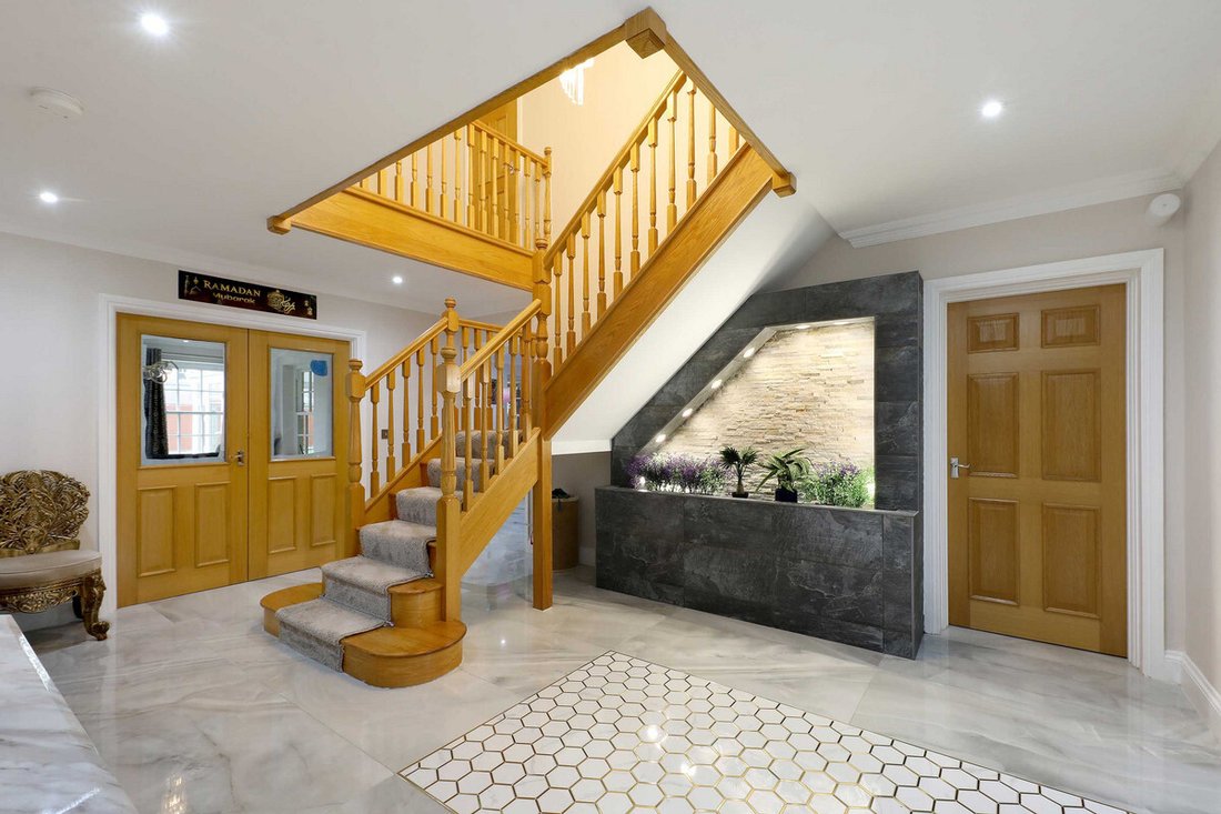House in Farnham Royal, England 4 - 18913453
