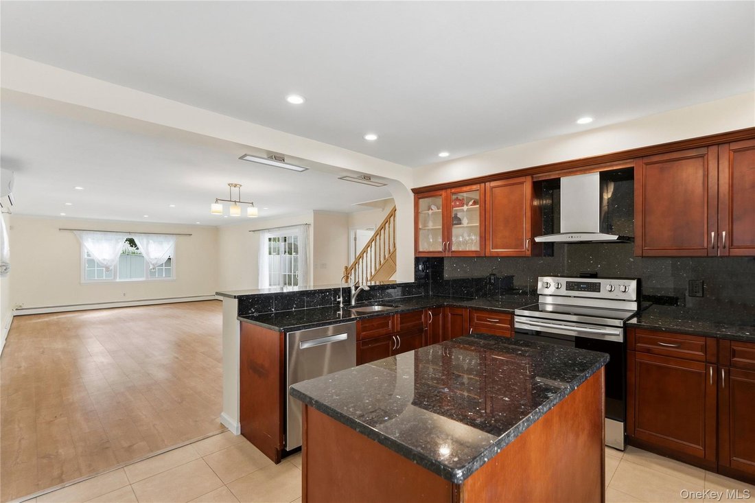House in Levittown, New York, United States 1 - 18910558