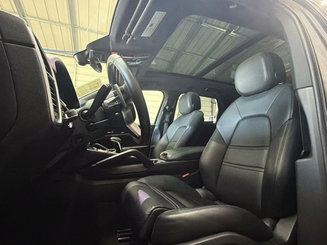 Suv in Gilroy, CA, United States 5 - 18918008