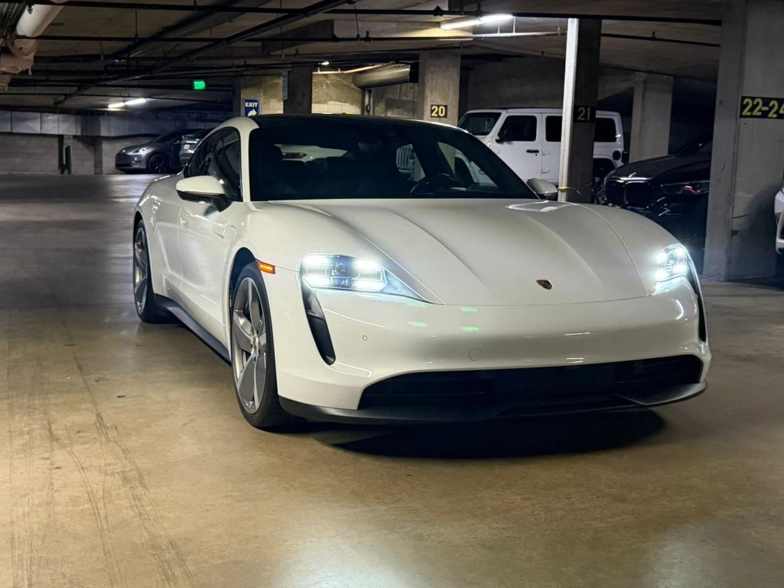 Sedan in Tarzana, CA, United States 3 - 18911726